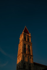 Wieża wśród zachodzącego słońca