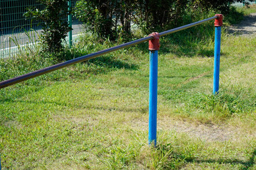 Fototapeta premium 遊具 鉄棒 小学校