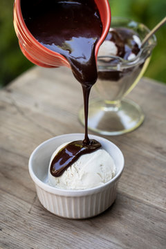 Vanilla ice cream with chocolate sauce