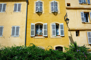 Fototapeta na wymiar facade of mediterranean building with colorful shutter 