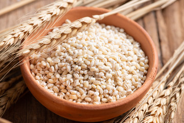 Raw peeled barley grains  (Hordeum vulgare)