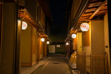 京都の花街　宮川町の町並み　夜景