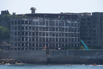 長崎の世界遺産軍艦島の廃墟群