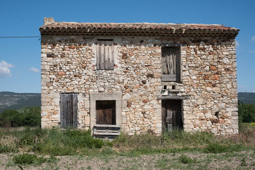 Altes unbewohntes, verfallenes Bauernhaus oder Winzerhaus in der Provence