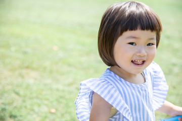 公園で遊ぶ家族のイメージ