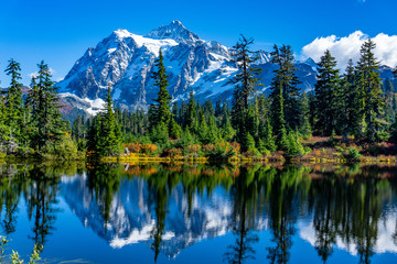Fototapeta na wymiar Picture Lake Reflection of Mount Shuksan 