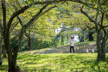 公園で遊ぶ家族のイメージ