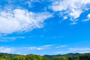 Obraz premium 【写真素材】 青空 空 雲 秋の空 背景 背景素材 9月 コピースペース