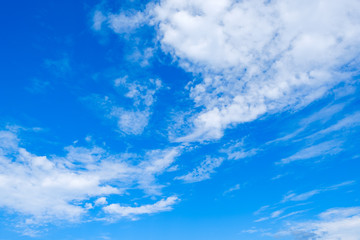 【写真素材】 青空　空　雲　秋の空　背景　背景素材　9月　コピースペース　