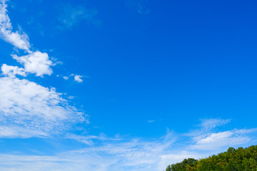 【写真素材】 青空　空　雲　秋の空　背景　背景素材　9月　コピースペース　