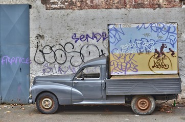 vieille voiture pick-up americain tag graffiti