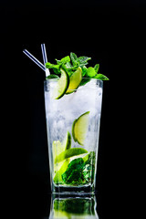 classic mojito cocktail with reflection on a dark background - obrazy, fototapety, plakaty