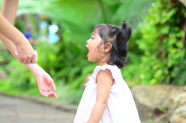 Obraz premium Little Child Girl and Mother at The Public Park