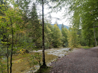 Bayern Landschaft. Wanderweg entlang die Weissach zwischen Wilbad Kreuth und Rottach-Egern