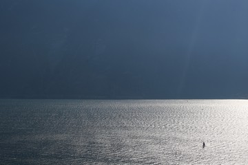 Windsurfer im Wasser Perspektive von oben Sonne spiegelt sich im Wasser 