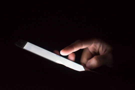 People use phone search information at night.