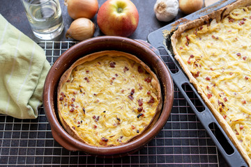 Leckerer Zwiebelkuchen mit Speck