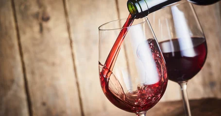 Fotobehang Schenk een rode Bordeaux wijn uit Garonne Frankrijk © exclusive-design