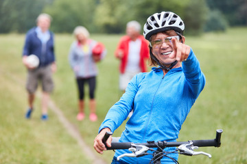 Sportliche Senior Frau auf dem Mountainbike