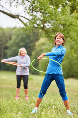 Senior Frauen bei einer Reifen Gymnastik