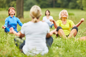 Frauen beim Meditieren in einem Yoga Kurs