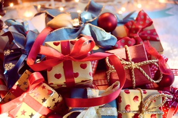 Viele kleine Weihnachtsgeschenke liebevoll verpackt
