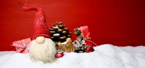 Weihnachtlicher roter Hintergrund mit Wichtel und Geschenken im Schnee - Panorama