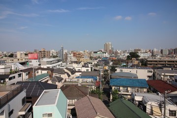 住宅地の町並みと青空