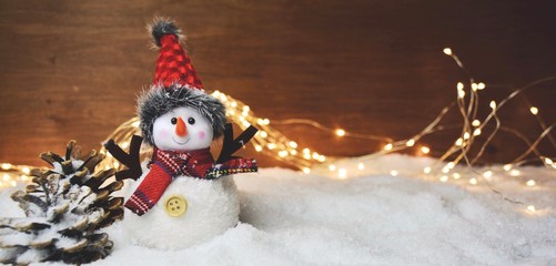 Weihnachtlicher und Winterlicher Hintergrund mit Schneemann -  Winter Schneemann