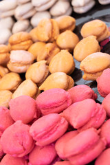 Tas de macarons au caramel, à la framboise et noisette délicieux gâteaux traditionnels  Production et tradition de Provence, sud de la France, Côte d'Azur, fête de l'oranger 2018