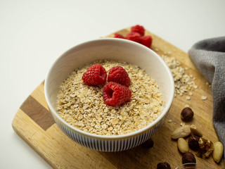 Płatki owsiane z malinami. Pyszne fit śniadanie na białym tle. Widok z góry.