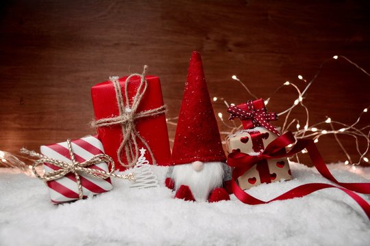 Weihnachtlicher Hintergrund mit Wichtel und Geschenken - Gru&szlig;karte Wichtel