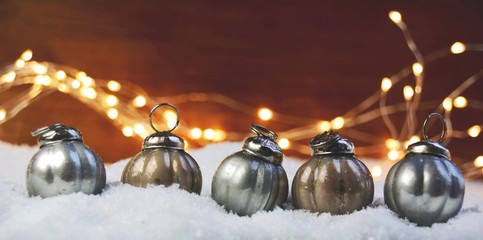 Weihnachtskarte Kugeln- Weihnachtlicher Hintergrund mit nostalgischen Weihnachtskugeln