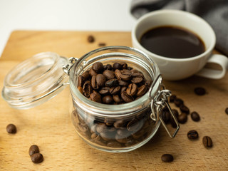 Obraz premium Mocna, energetyczna kawa leżąca na drewnianej desce. Zbliżenie.