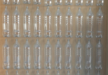 botellas de plástico grandes sin tapón ordenadas en exposición