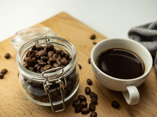 Mocna, energetyczna kawa leżąca na drewnianej desce. Zbliżenie.