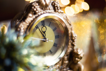 Countdown to midnight­. Hours of the last m­oments before the New­ year. Russia, Moscow,...