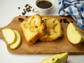 Pokrojone ciasto z jabłkami i kruszonką. Kawa, jabłko na białym tle. Widok z góry.