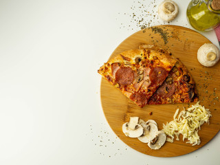Kawałki pizzy z dodatkami. Domowe gotowanie. Widok z góry.