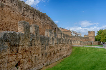 Fototapeta premium Muralla almohade de la ciudad de Sevilla, España