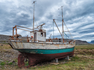 Obraz premium Icelandic fishing boat used as a vehicle for finding fish parket on the beach