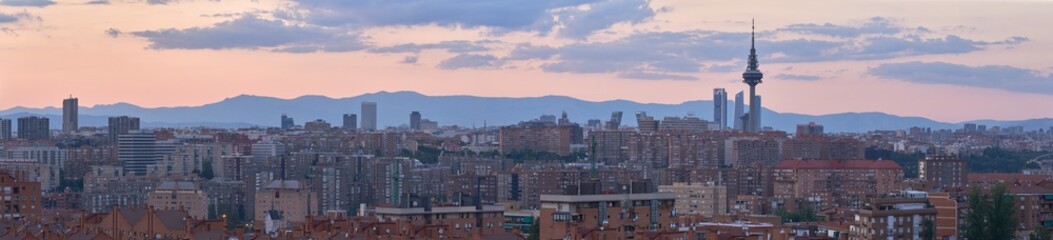 Fototapeta na wymiar madrid skyline city