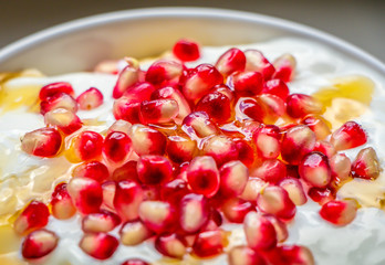 Zum Frühstück leckeren frische Granatapfel mit joghurt und Honig