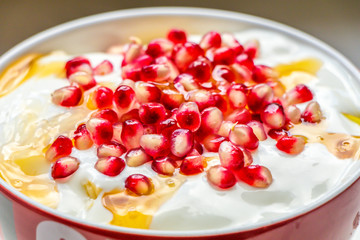 Zum Frühstück leckeren frische Granatapfel mit joghurt und Honig