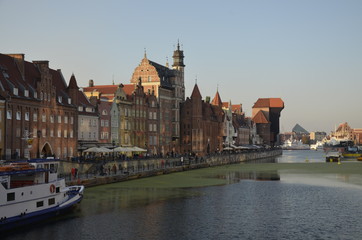 Żuraw nad Motławą , Motława Gdańsk , Domy nad Motławą ,Stare miasto Gdańsk , starówka Gdańsk , Gdańsk , architektura Gdańsk , architektura, house of god, wieza, budowa, europa, zamek, stary, katedra,  - obrazy, fototapety, plakaty