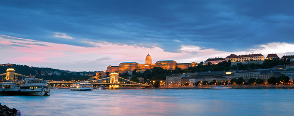 Naklejka premium Panoramic night view of Budapest riverfront