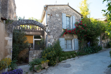 Häuser im mittelaterlichen Oppède-le-Vieux in der Provence, Frankreich