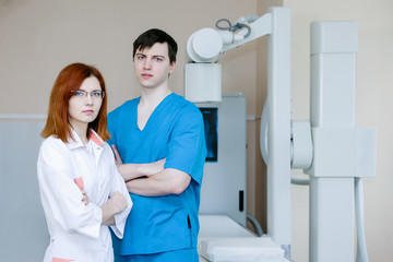Obraz premium Male doctor and a nurse radiologists.