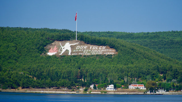 Canakkale Strait, a memory of war: "Stop passenger. This land you come to know without stepping, this is where an era sinks."