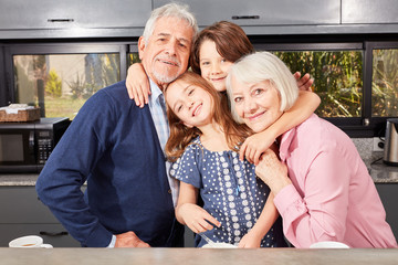 Gl&uuml;ckliche Enkelkinder zusammen mit Oma und Opa